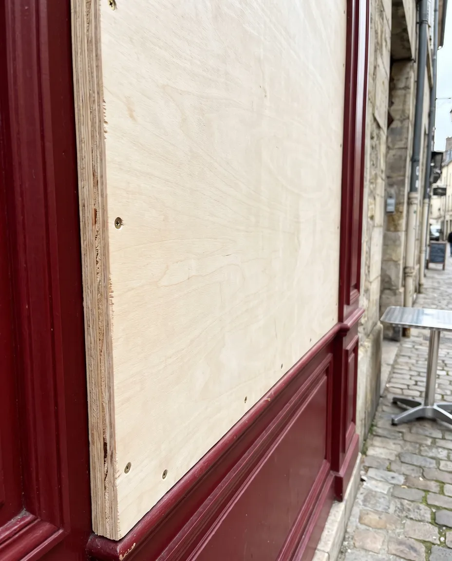 Des panneaux en bois posés avec soin pour votre vitrine Créteil